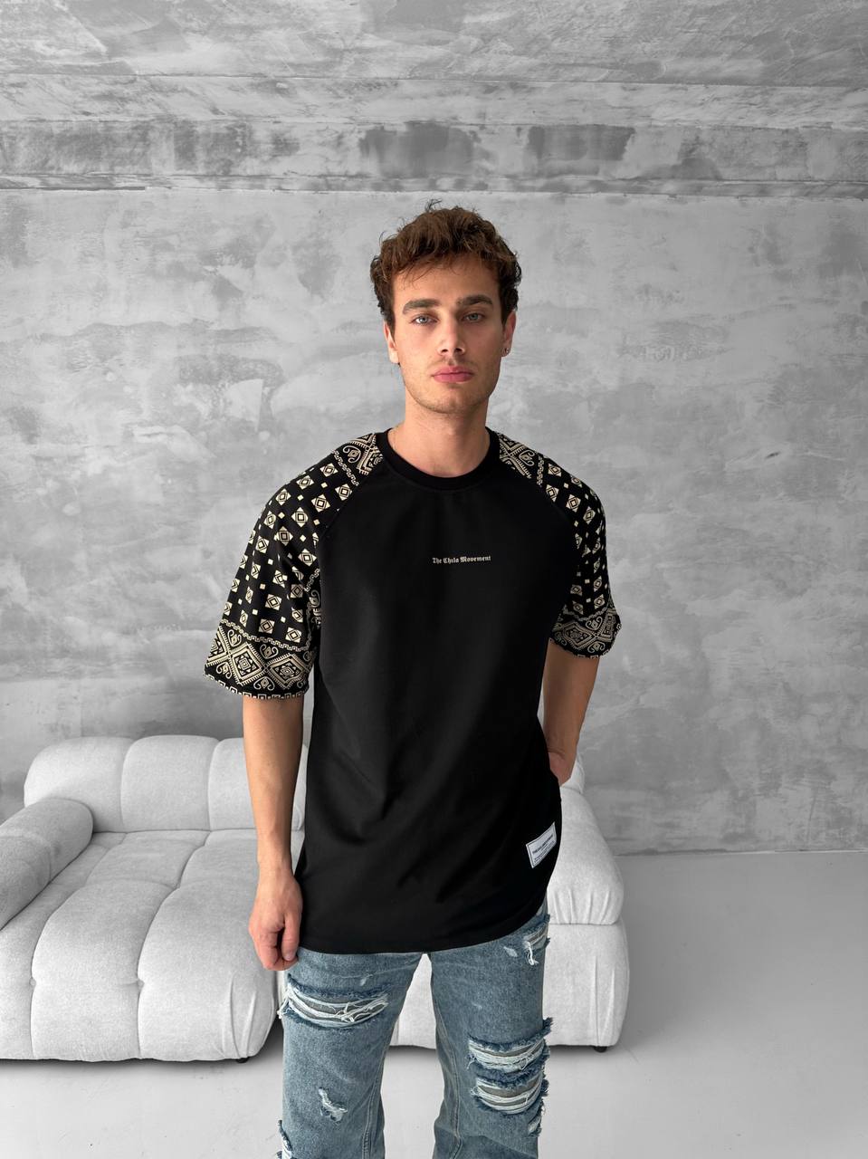 Artistic Graphic Cotton T-Shirt / Figure with Rug Print Tee