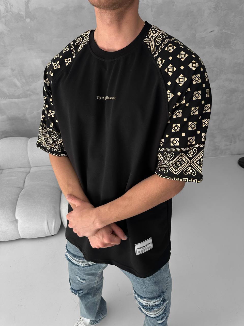 Artistic Graphic Cotton T-Shirt / Figure with Rug Print Tee