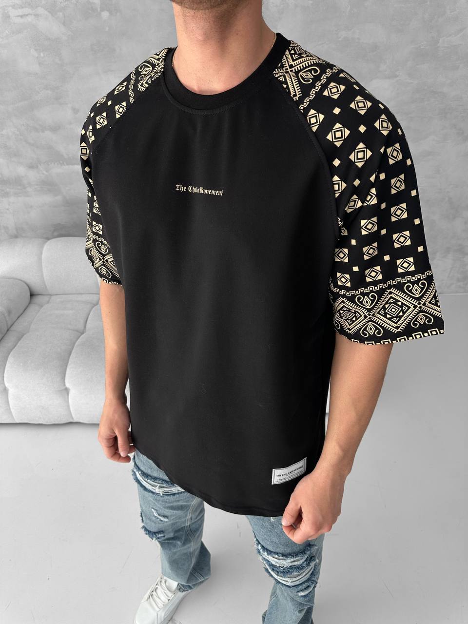 Artistic Graphic Cotton T-Shirt / Figure with Rug Print Tee