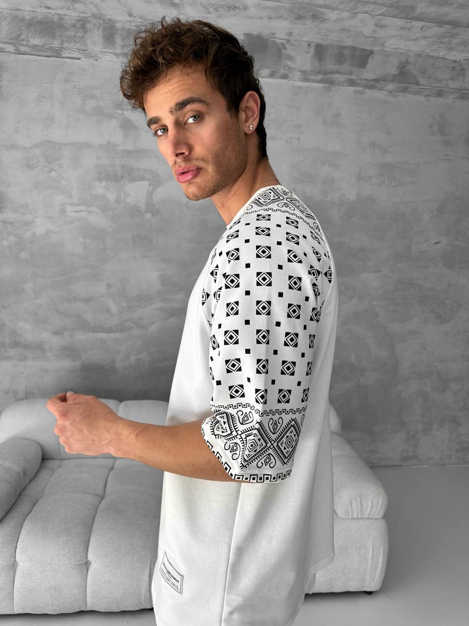 Artistic Graphic Cotton T-Shirt / Figure with Rug Print Tee