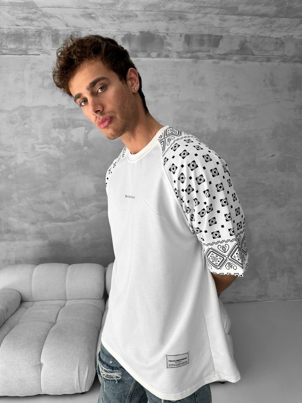 Artistic Graphic Cotton T-Shirt / Figure with Rug Print Tee