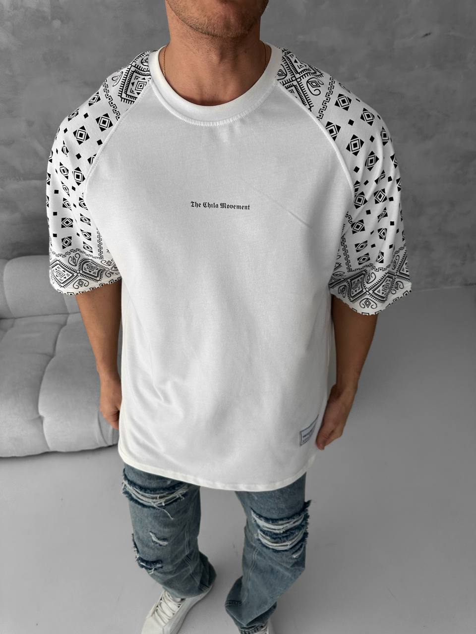 Artistic Graphic Cotton T-Shirt / Figure with Rug Print Tee